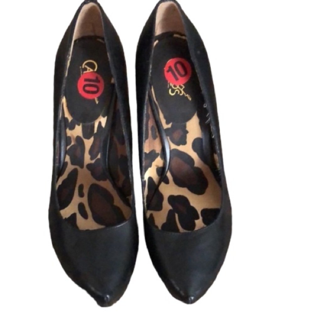 Carlos Santana size 10 classic black leather platform pumps